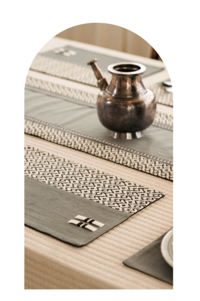 Aeolus Dining Set of a table Runner and 8 mats