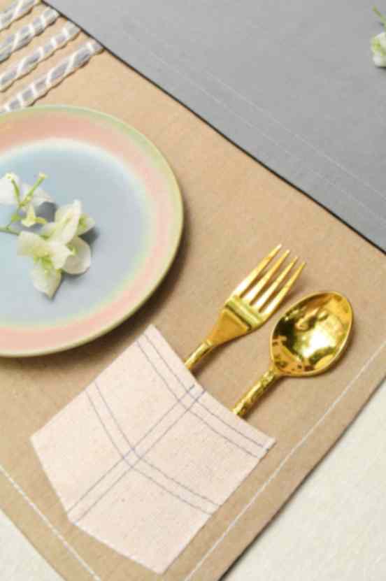 Easy Breezy Dining Set of a Table Runner and 6 Mats