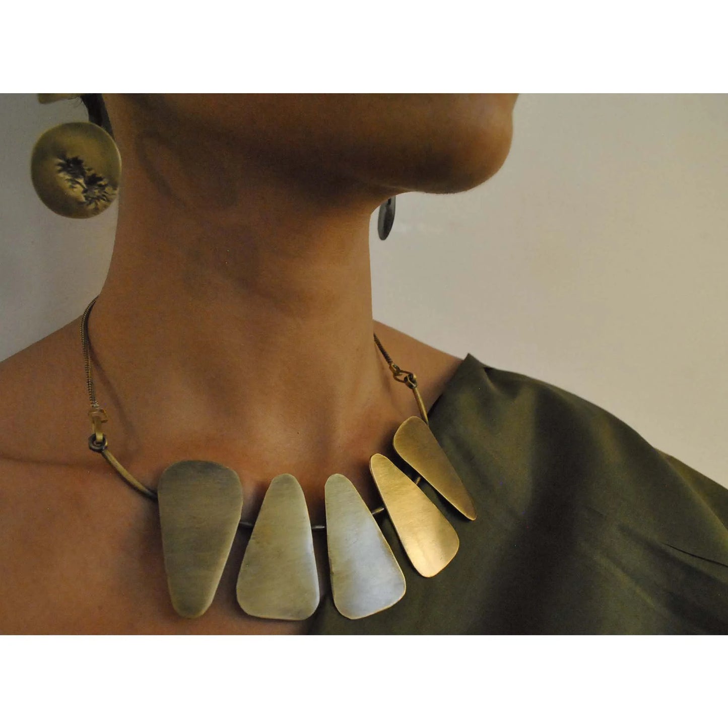 Dzino Neckpiece
